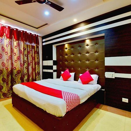 Oyo 26909 Hotel Paras 马恩迪 外观 照片