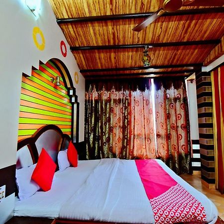 Oyo 26909 Hotel Paras 马恩迪 外观 照片