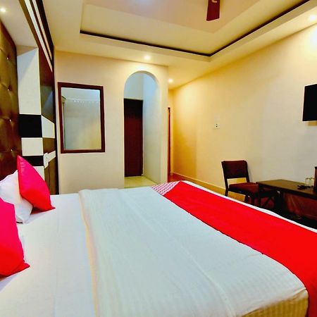 Oyo 26909 Hotel Paras 马恩迪 外观 照片