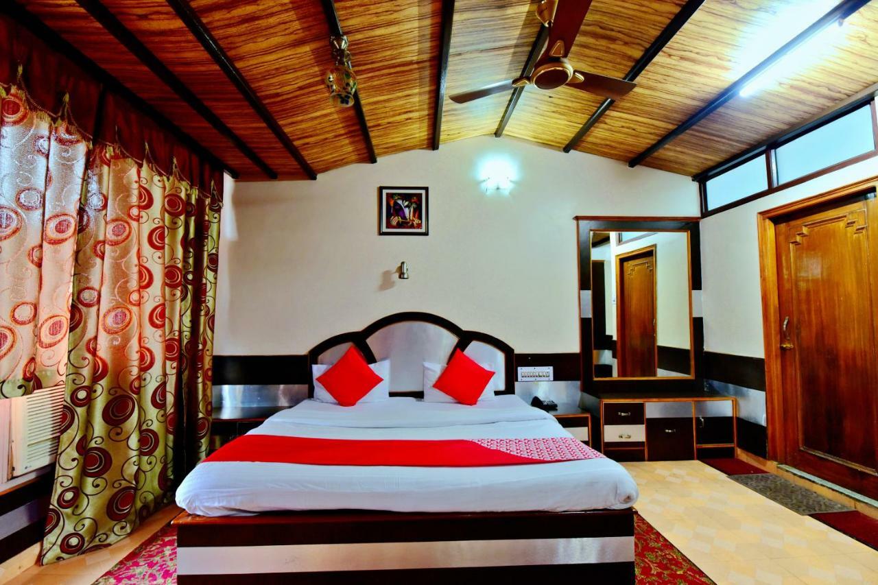 Oyo 26909 Hotel Paras 马恩迪 外观 照片