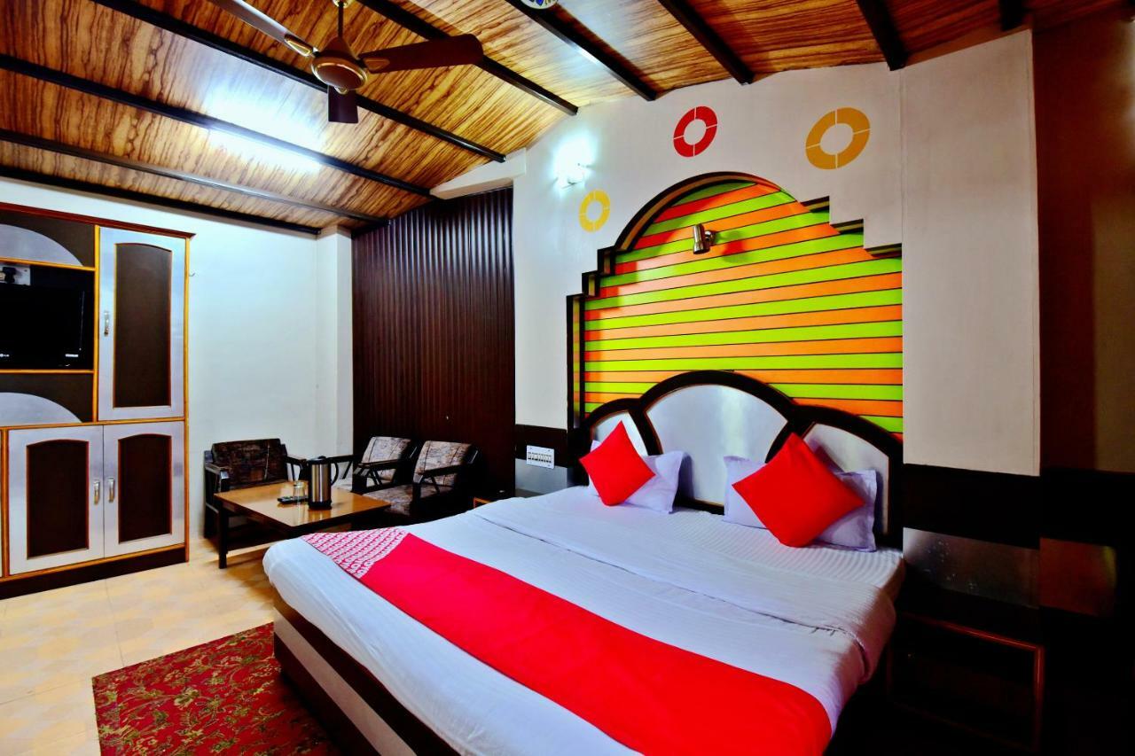 Oyo 26909 Hotel Paras 马恩迪 外观 照片