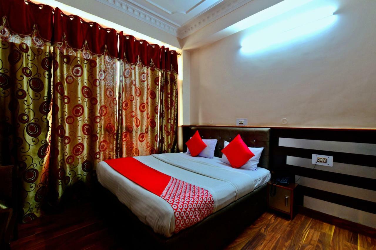 Oyo 26909 Hotel Paras 马恩迪 外观 照片