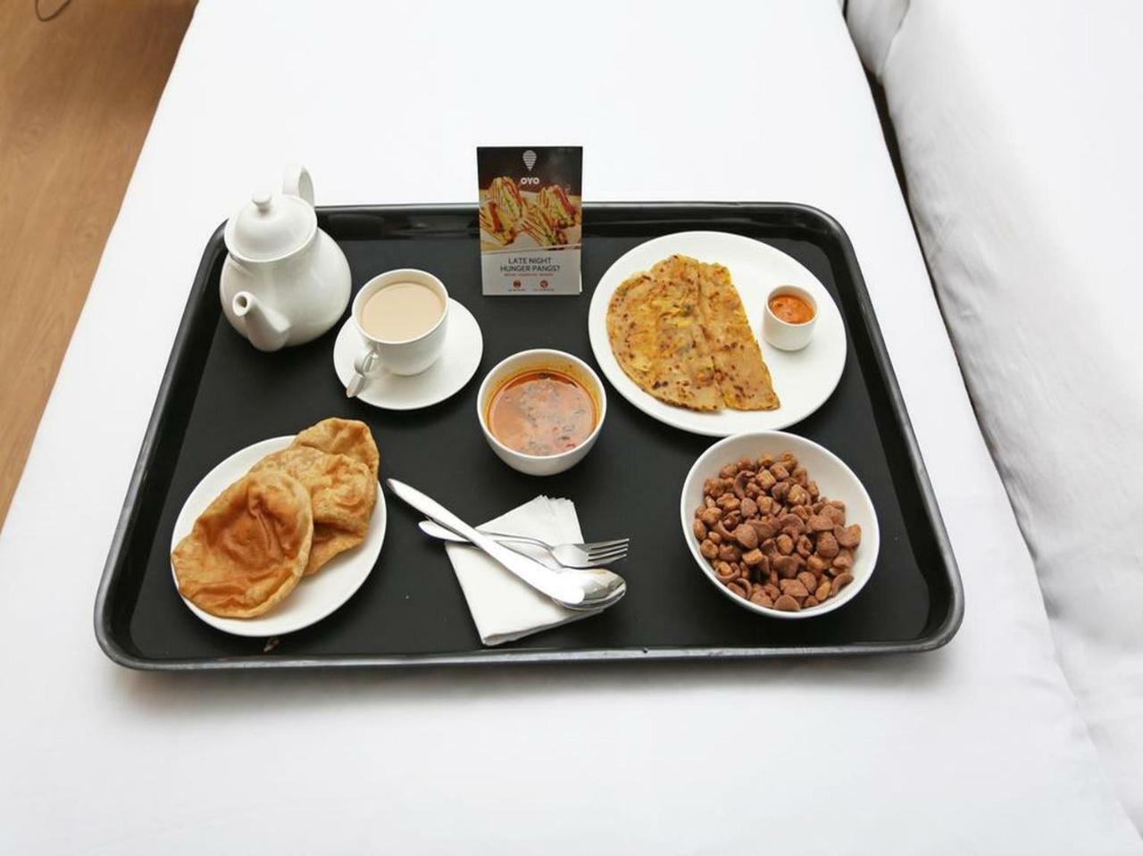 Oyo 26909 Hotel Paras 马恩迪 外观 照片