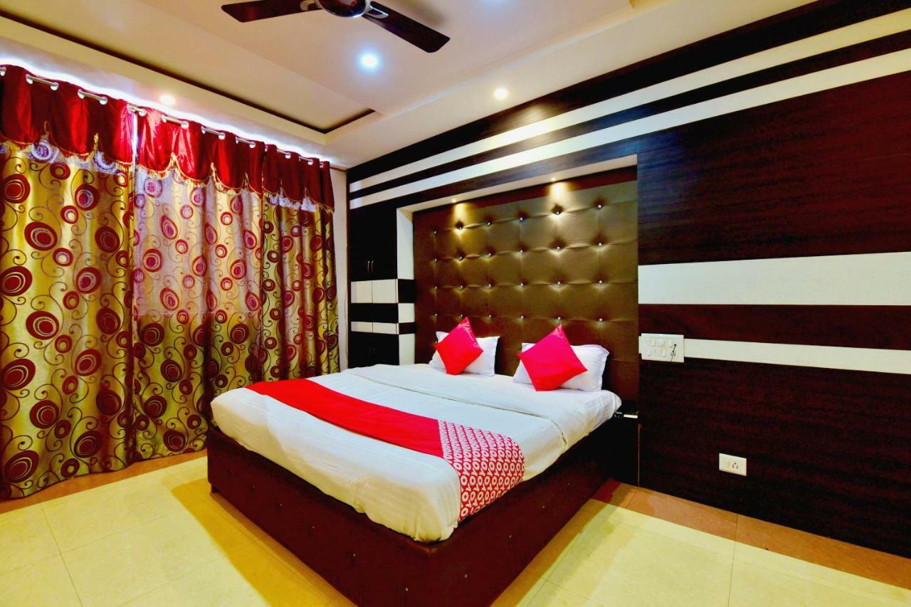 Oyo 26909 Hotel Paras 马恩迪 外观 照片