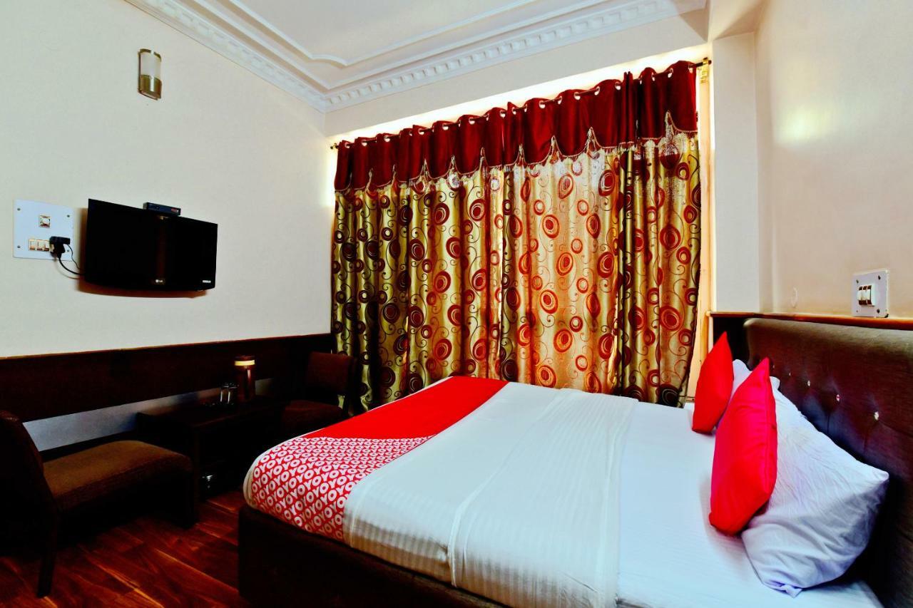 Oyo 26909 Hotel Paras 马恩迪 外观 照片