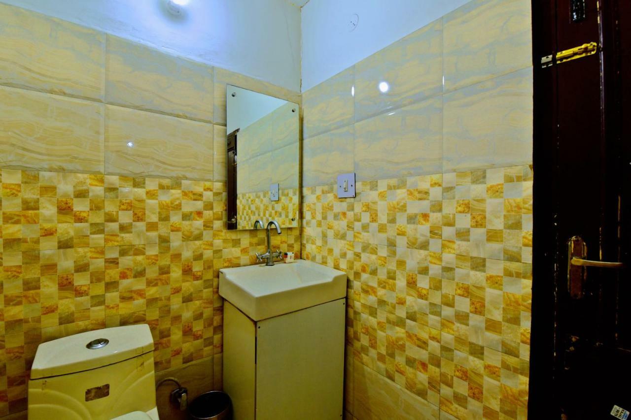 Oyo 26909 Hotel Paras 马恩迪 外观 照片