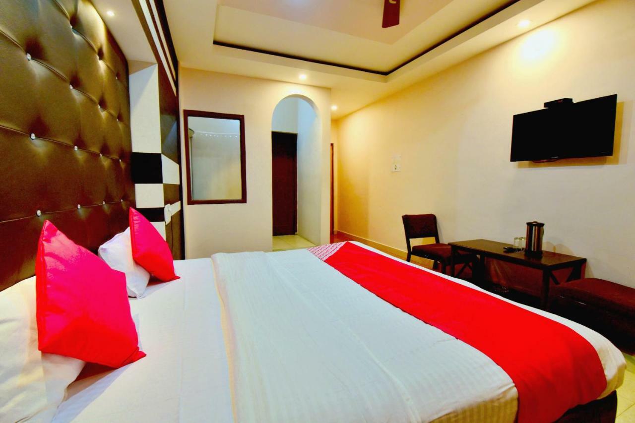 Oyo 26909 Hotel Paras 马恩迪 外观 照片