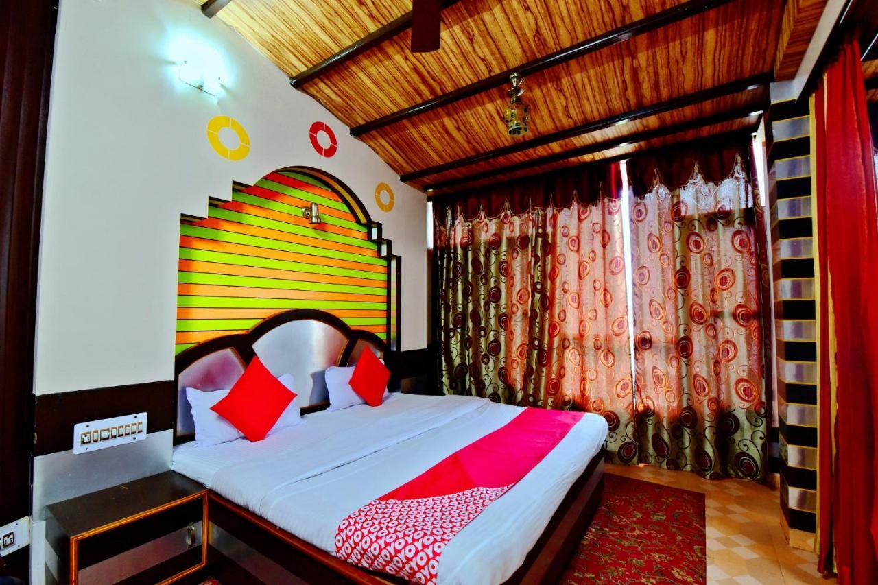 Oyo 26909 Hotel Paras 马恩迪 外观 照片