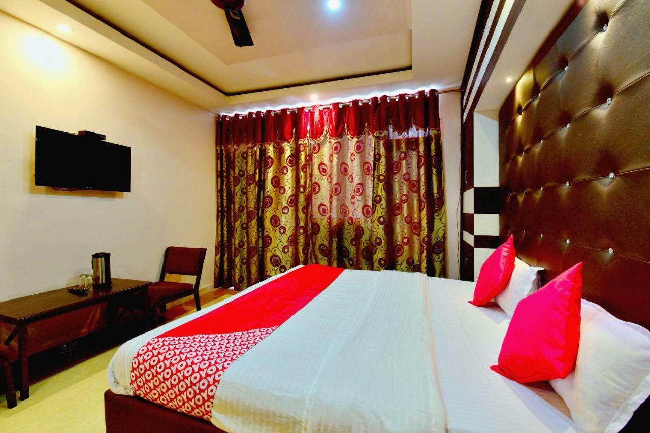 Oyo 26909 Hotel Paras 马恩迪 外观 照片