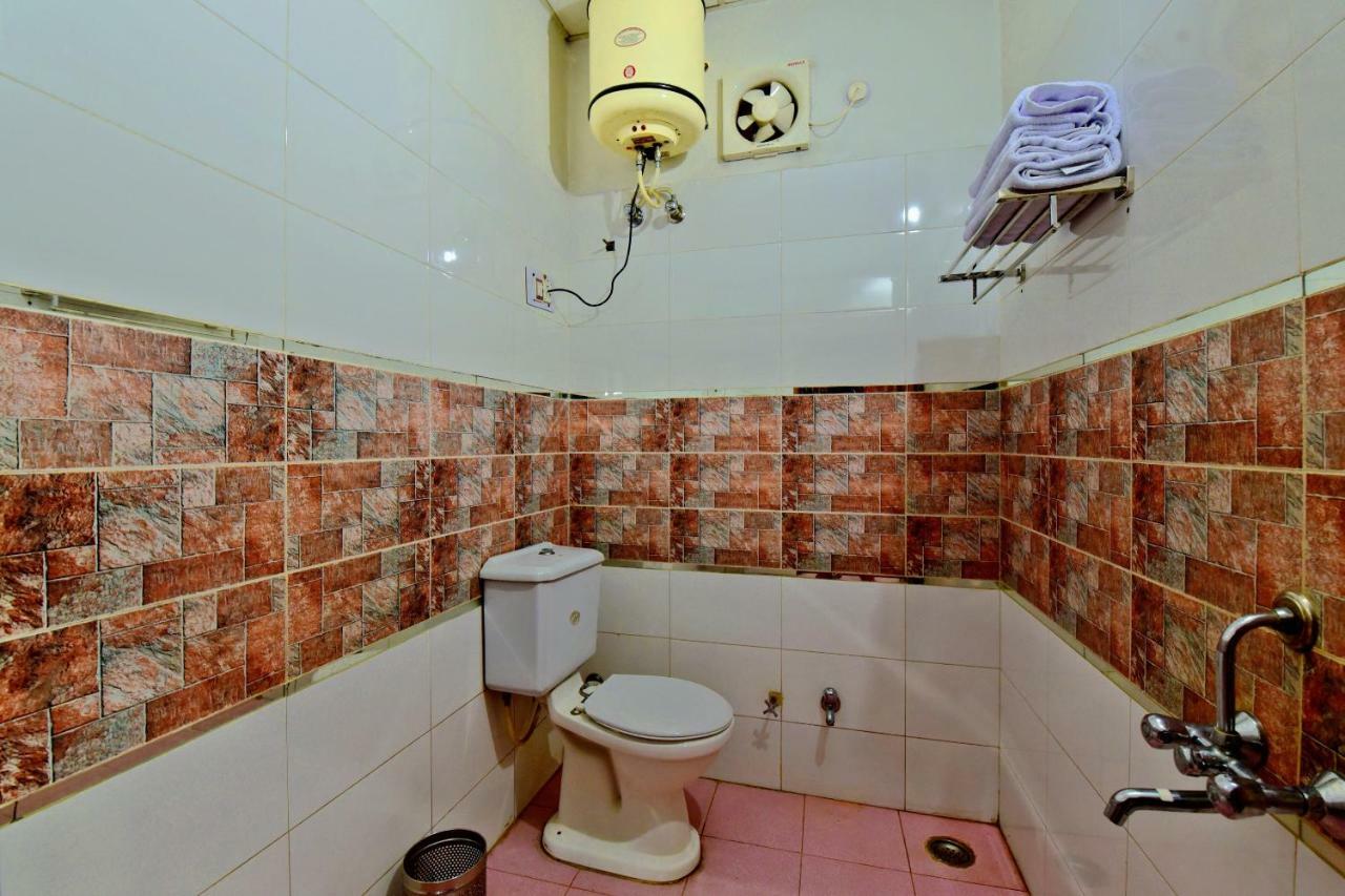 Oyo 26909 Hotel Paras 马恩迪 外观 照片
