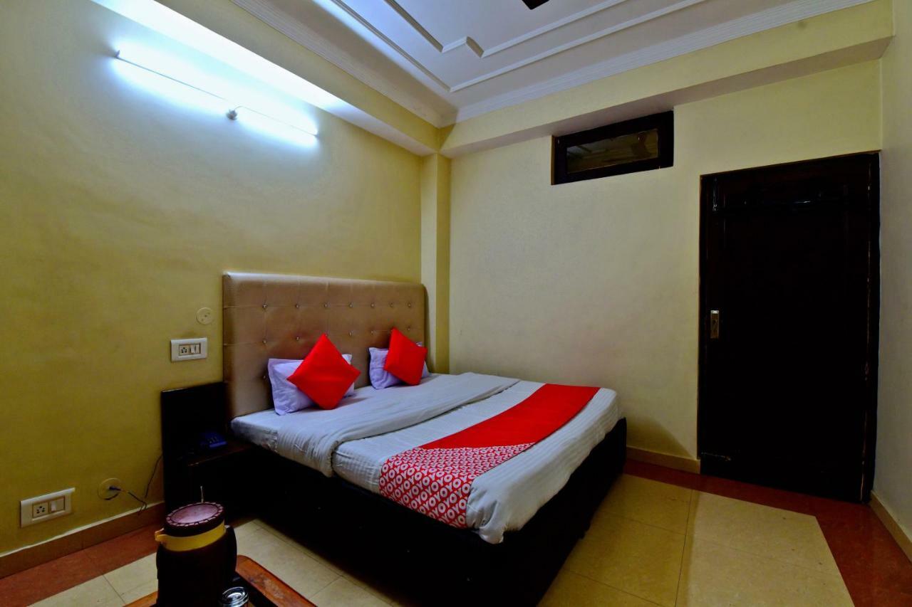 Oyo 26909 Hotel Paras 马恩迪 外观 照片
