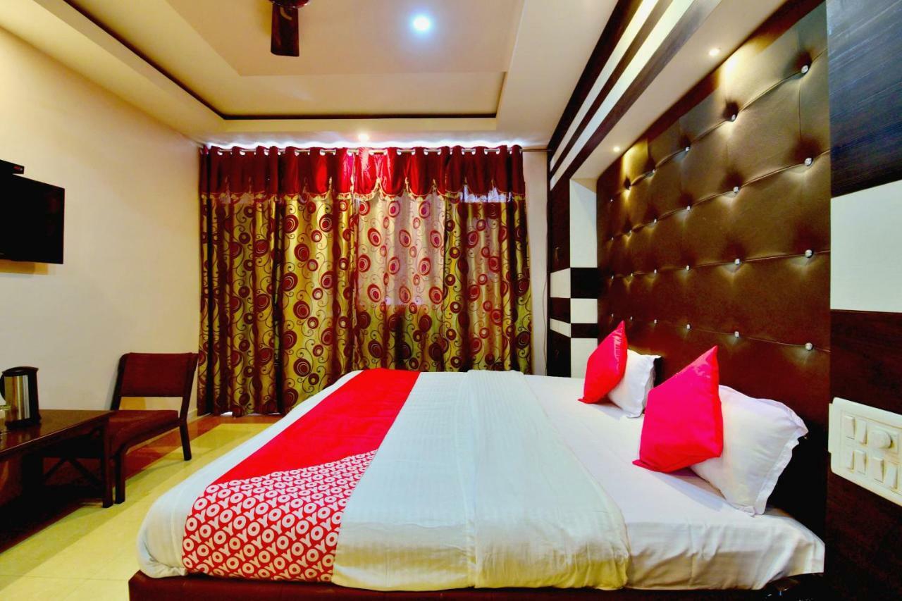 Oyo 26909 Hotel Paras 马恩迪 外观 照片