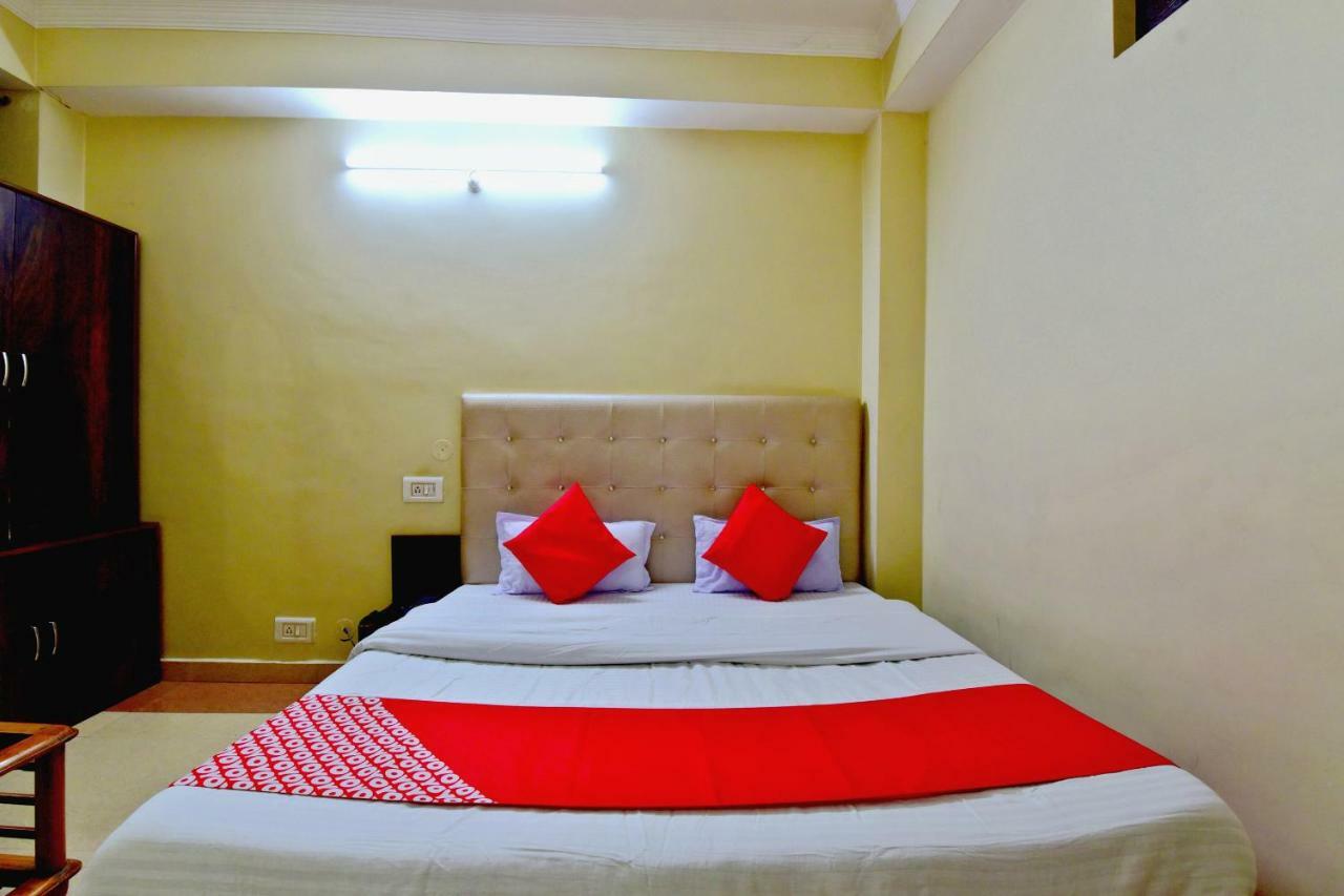 Oyo 26909 Hotel Paras 马恩迪 外观 照片